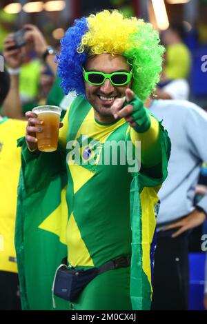 Doha, Katar. 05.. Dezember 2022. Ein brasilianischer Fan schaut am 2022 05. Dezember 2022 beim Spiel der FIFA-Weltmeisterschaft 16 im Stadium 974 in Doha, Katar, zu. Foto: Chris Brunskill/UPI Credit: UPI/Alamy Live News Stockfoto