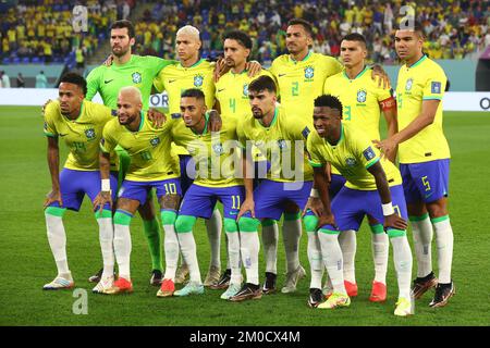 Doha, Katar. 05.. Dezember 2022. Brasilien posiert für ein Teamfoto vor dem Spiel der FIFA-Weltmeisterschaft 2022 im Stadium 974 am 05. Dezember 16 2022 in Doha, Katar. Foto: Chris Brunskill/UPI Credit: UPI/Alamy Live News Stockfoto