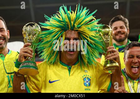 Doha, Katar. 05.. Dezember 2022. Ein brasilianischer Fan unterstützt sein Team beim Spiel der FIFA-Weltmeisterschaft 2022 im Stadium 974 am 05. Dezember 16 2022 in Doha, Katar. Foto: Chris Brunskill/UPI Credit: UPI/Alamy Live News Stockfoto