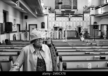 Ein Gemeindemitglied verlässt die Messe. Gewerkschaftskirche. Evangelistische Katholische Kirche. 65 138.. Straße. Harlem, New York, USA Stockfoto