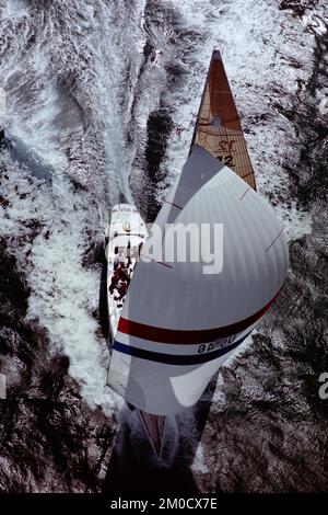 AJAXNETPHOTO. 1986. FREMANTLE, AUSTRALIEN. - AMERICA'S CUP - 12M CHALLENGER AMERICA II ÜBERSPRUNGEN VON JOHN KOLIUS (USA). AMERICA'S CUP CHALLENGER; LOUIS VUITTON CUP; ELIMINIERUNGSVERSUCHE. FOTO: JONATHAN EASTLAND/AJAX REF:1321091 628 Stockfoto