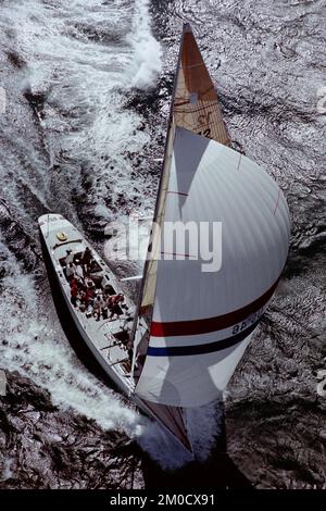 AJAXNETPHOTO. 1986. FREMANTLE, AUSTRALIEN. - AMERICA'S CUP - 12M CHALLENGER AMERICA II ÜBERSPRUNGEN VON JOHN KOLIUS (USA). AMERICA'S CUP CHALLENGER; LOUIS VUITTON CUP; ELIMINIERUNGSVERSUCHE. FOTO: JONATHAN EASTLAND/AJAX REF:1321091 629 Stockfoto