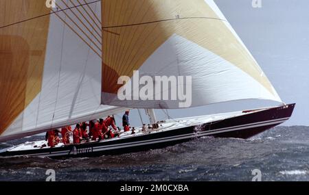 AJAXNETPHOTO. 5TH. NOVEMBER 1986. FREMANTLE, WESTERN AUSTRALIA. "AMERICA'S CUP", "LOUIS VUITTON CUP ELIMINATIONS", "ITALIENS AZZURRA AUF GAGE ROADS". FOTO:AJAX NEWS FOTO REF:1321091 962 Stockfoto