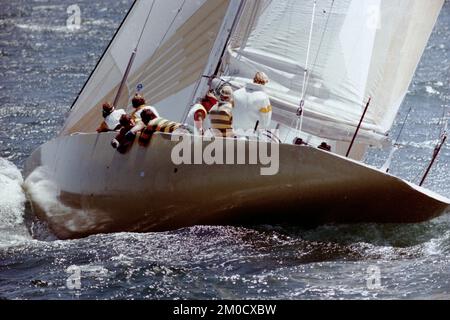 AJAXNETPHOTO. 9TH. DEZEMBER 1986. FREMANTLE, WESTERN AUSTRALIA - AMERICA'S CUP - VERSUCHE ZUR AUSROTTUNG DER VERTEIDIGER; KOOKABURRA III FOTO: AJAX NEWS FOTO REF: 1321091 128 Stockfoto