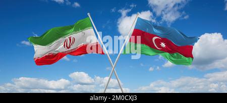Zwei überkreuzte Flaggen Aserbaidschan und Iran, die im Wind am bewölkten Himmel winken. Beziehungskonzept, Dialog, Reisen zwischen zwei Ländern. 3D Abbildung Stockfoto