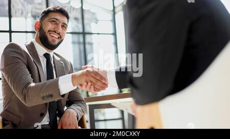 Unternehmen schüttelt die Hände, beendet das Meeting. Erfolgreiche Geschäftsleute Handshake nach gutem Deal. Stockfoto