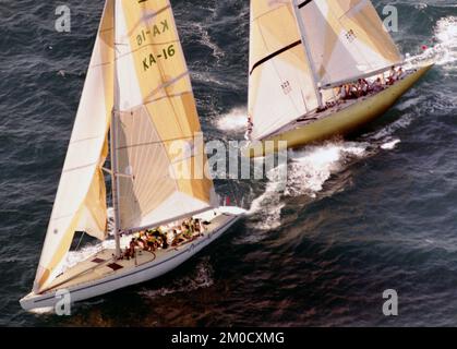 AJAXNETPHOTO. 7TH. JANUAR 1987 - FREMANTLE, WESTERN AUSTRALIA - AMERICA'S CUP - DEFENDER ELIMINATIONS - KOOKABURRA III TRAILS AUSTRALIA IV FOTO: JONATHAN EASTLAND/AJAX REF:1321091 59 Stockfoto