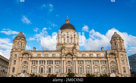 Hafen von Liverpool. Eines der Gebäude an der Pier Head, Liverpool, England, Vereinigtes Königreich die berühmten "Drei Grazien" Stockfoto