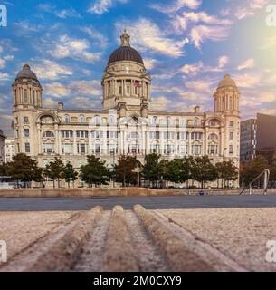 Hafen von Liverpool. Eines der Gebäude an der Pier Head, Liverpool, England, Vereinigtes Königreich die berühmten "Drei Grazien" Stockfoto
