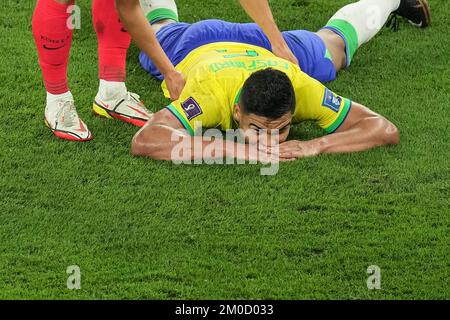 Doha, Katar. 5.. Dezember 2022. Casemiro of Brazil reagiert während des Spiels der Runde 16 zwischen Brasilien und Südkorea auf der FIFA-Weltmeisterschaft 2022 im Stadium 974 in Doha, Katar, am 5. Dezember 2022. Kredit: Pan Yulong/Xinhua/Alamy Live News Stockfoto