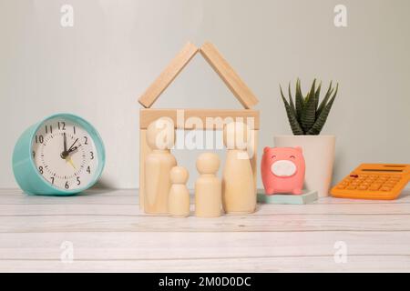 Kleine Holzfiguren von Familienmitgliedern. Symbol für Familienbeziehung. Stockfoto