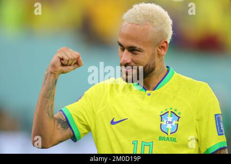 Katar, 05/12/2022, Doha, Katar. 05.. Dezember 2022. Neymar aus Brasilien dankt den Fans beim FIFA-Weltmeisterschaftsspiel Katar 2022 zwischen Brasilien und Südkorea am 5. Dezember 2022 im Stadium 974 in Doha, Katar. Foto von Peter Dovgan. Nur redaktionelle Verwendung, Lizenz für kommerzielle Verwendung erforderlich. Keine Verwendung bei Wetten, Spielen oder Veröffentlichungen von Clubs/Ligen/Spielern. Kredit: UK Sports Pics Ltd/Alamy Live News Stockfoto