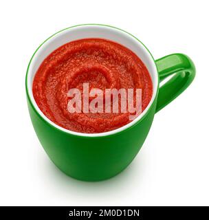 Tomatensuppe in grüner Tasse isoliert auf weißem Hintergrund, Draufsicht Stockfoto