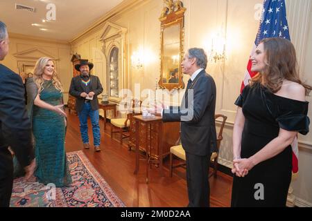 Der Country-Star Garth Brooks wird beim Kennedy Center Honors Dinner geehrt. Außenminister Antony J. Blinks hält am 3. Dezember 2022 beim Kennedy Center Honors Dinner in Washington, DC, eine Rede. Stockfoto