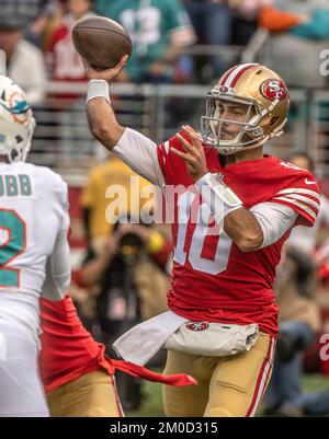 Santa Clara, Kalifornien, USA. 4.. Dezember 2022. San Francisco 49ers Quarterback Jimmy Garoppolo (10) am Sonntag, 04. Dezember 2022, im Levis Stadium in Santa Clara, Kalifornien. Die 49ers besiegten die Delfine 33-17. (Kreditbild: © Al Golub/ZUMA Press Wire) Stockfoto