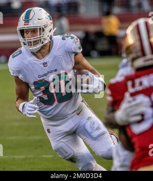 Santa Clara, Kalifornien, USA. 4.. Dezember 2022. Miami Dolphins Fullback Alec Ingold (30) am Sonntag, den 04. Dezember 2022, im Levis Stadium in Santa Clara, Kalifornien. Die 49ers besiegten die Delfine 33-17. (Kreditbild: © Al Golub/ZUMA Press Wire) Stockfoto