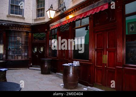 Simpson's Tavern Pub, 38 1/2, Ball Court Alley, Cornhill, London EC3. Denkmalgeschütztes Gebäude der Kategorie II, erbaut im späten 17../frühen 18.. Jahrhundert. Geschlossen Stockfoto