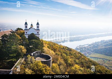 Leopoldsberg in Wien mit Blick auf die Donau. Wunderschönes Panorama im Spätsommer und Herbst. Stockfoto