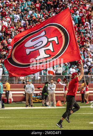 Santa Clara, Kalifornien, USA. 4.. Dezember 2022. 49ers Legen Sie am Sonntag, den 04. Dezember 2022, im Levis Stadium in Santa Clara, Kalifornien, einen Touchdown ein. Die 49ers besiegten die Delfine 33-17. (Kreditbild: © Al Golub/ZUMA Press Wire) Stockfoto