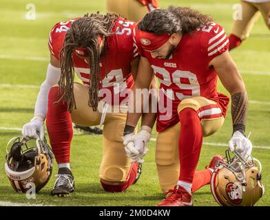 Santa Clara, Kalifornien, USA. 4.. Dezember 2022. San Francisco 49ers Linebacker Fred Warner (54) und Safety Talanoa Hufanga (29) pregame am Sonntag, den 04. Dezember 2022, im Levis Stadium in Santa Clara, Kalifornien. Die 49ers besiegten die Delfine 33-17. (Kreditbild: © Al Golub/ZUMA Press Wire) Stockfoto