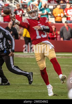 Santa Clara, Kalifornien, USA. 4.. Dezember 2022. San Francisco 49ers Quarterback Brock Purdy (13) am Sonntag, 04. Dezember 2022, im Levis Stadium in Santa Clara, Kalifornien. Die 49ers besiegten die Delfine 33-17. (Kreditbild: © Al Golub/ZUMA Press Wire) Stockfoto