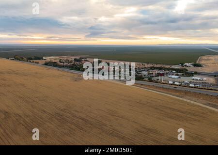 Das Harris Ranch Inn and Restaurant in Coalinga, Kalifornien, aus der Vogelperspektive Stockfoto