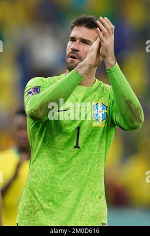 Doha, Doha, Katar, Katar. 5.. Dezember 2022. DOHA, KATAR - 5. DEZEMBER: Spieler Brasiliens Alisson reagiert während des 2022. FIFA-Weltmeisterschafts-16-Spiels in Katar zwischen Brasilien und Südkorea am 5. Dezember 2022 in Doha, Katar, im Stadium 974. (Kreditbild: © Florencia Tan Jun/PX Imagens via ZUMA Press Wire) Stockfoto