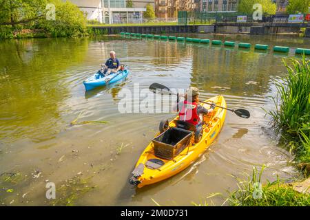 Boote zur Unterstützung von Tauchern, die eine Flussreinigung an den Flüssen Chelmer und Can in Chelmsford Essex durchführen Stockfoto