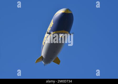 IRVINE, KALIFORNIEN - 27. NOVEMBER 2022: Die Goodyear Airship Wingfoot Three von unten vor einem hellblauen Himmel. Stockfoto