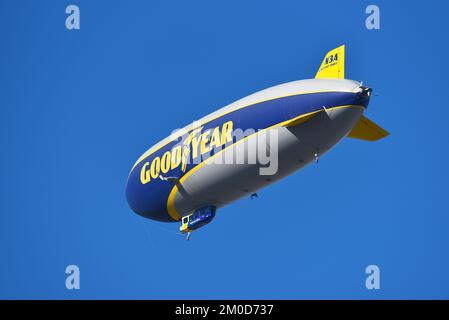 IRVINE, KALIFORNIEN - 27. NOVEMBER 2022: Die Goodyear Airship Wingfoot Three gegen einen hellblauen Himmel. Stockfoto