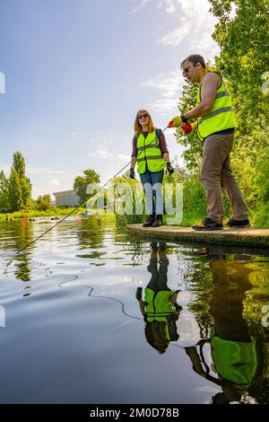 Taucher, die eine Flussreinigung an den Flüssen Chelmer und Can in Chelmsford Essex durchführen Stockfoto