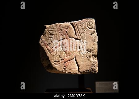 Antikes ägyptisches Relief Fragment mit pharao Akhenaten, der Aten (New Kingdom 18. Dynastie circa 1349 v. Chr.), Frieze Masters London, London, Großbritannien anbetet Stockfoto