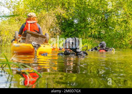 Taucher, die eine Flussreinigung an den Flüssen Chelmer und Can in Chelmsford Essex durchführen Stockfoto