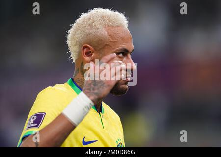 Doha, Doha, Katar, Katar. 5.. Dezember 2022. DOHA, KATAR - 5. DEZEMBER: Der brasilianische Spieler schaut beim FIFA-Weltmeisterschaftsspiel 2022. Runde 16 zwischen Brasilien und Südkorea am 5. Dezember 2022 in Doha, Katar, im Stadium 974 nach. (Kreditbild: © Florencia Tan Jun/PX Imagens via ZUMA Press Wire) Stockfoto