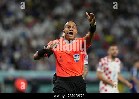 5.. Dezember 2022, Al Janoub Stadium, Doha, QAT, Fußballweltmeisterschaft FIFA 2022, Runde 16, Japan gegen Kroatien, im Film Schiedsrichter Ismail Elfath (USA) Stockfoto