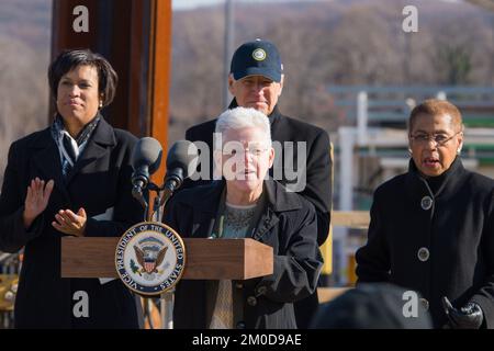 Büro des Administrators - Build America - Administrator Gina McCarthy, Vizepräsident Joe Biden und D.C. Bürgermeister Muriel Bowser besucht ein DC Clean Rivers Projekt und DC Kongressabgeordnete Eleanor Holmes Norton, Umweltschutzbehörde Stockfoto