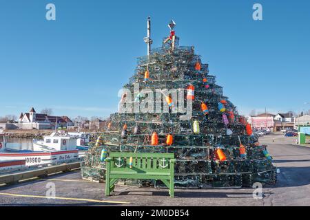 Eine Tradition in einer Reihe von Städten in Neuschottland, Kanada, ist es, einen Weihnachtsbaum aus Hummerfallen zu schaffen und sie mit Lichtern und nautischem I zu dekorieren Stockfoto