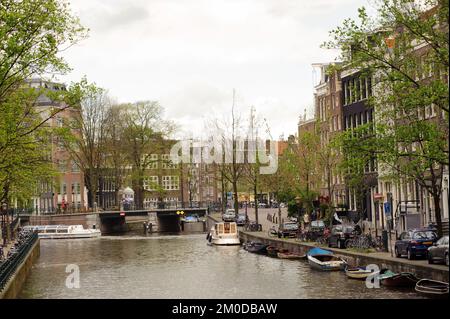 AMSTERDAM, NIEDERLANDE - 18. MAI: Grachten von Amsterdam am 18. Mai 2009 in Amsterdam, Niederlande. Amsterdam ist die Hauptstadt und bevölkerungsreichste Stadt der Stockfoto