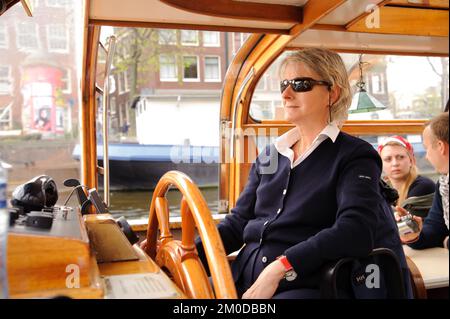 AMSTERDAM, NIEDERLANDE - 18. MAI: Frau fährt am 18. Mai 2009 in Amsterdam, Niederlande auf Grachten von Amsterdam. Amsterdam ist die Hauptstadt und die meisten Stockfoto