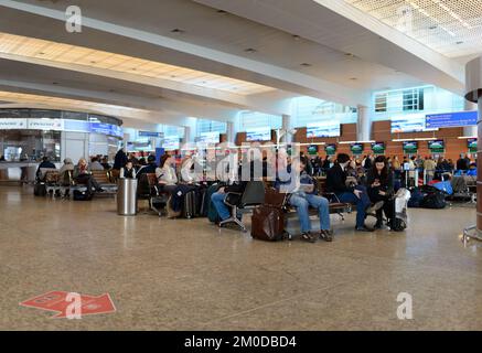 MOSKAU - 30. MÄRZ: Sheremetyevo Airport Interior am 30. März 2014 in Moskau. Der internationale Flughafen Sheremetyevo ist einer der drei großen Flughäfen Stockfoto