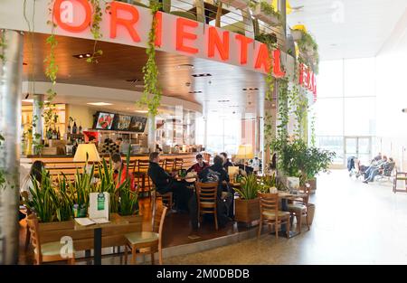 MOSKAU - 30. MÄRZ: Sheremetyevo Airport Interior am 30. März 2014 in Moskau. Der internationale Flughafen Sheremetyevo ist einer der drei großen Flughäfen Stockfoto