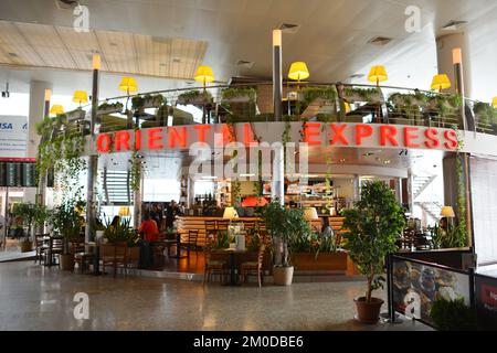 MOSKAU - 30. MÄRZ: Sheremetyevo Airport Interior am 30. März 2014 in Moskau. Der internationale Flughafen Sheremetyevo ist einer der drei großen Flughäfen Stockfoto