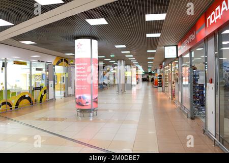 MOSKAU - 30. MÄRZ: Sheremetyevo Airport Interior am 30. März 2014 in Moskau. Der internationale Flughafen Sheremetyevo ist einer der drei großen Flughäfen Stockfoto