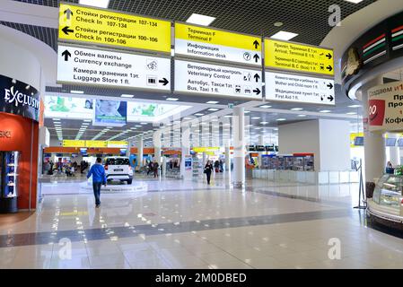 MOSKAU - 30. MÄRZ: Sheremetyevo Airport Interior am 30. März 2014 in Moskau. Der internationale Flughafen Sheremetyevo ist einer der drei großen Flughäfen Stockfoto