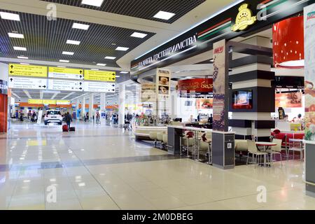 MOSKAU - 30. MÄRZ: Sheremetyevo Airport Interior am 30. März 2014 in Moskau. Der internationale Flughafen Sheremetyevo ist einer der drei großen Flughäfen Stockfoto