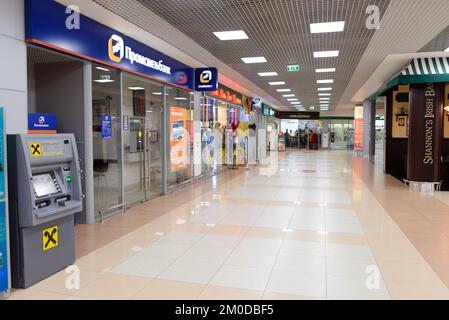 MOSKAU - 30. MÄRZ: Sheremetyevo Airport Interior am 30. März 2014 in Moskau. Der internationale Flughafen Sheremetyevo ist einer der drei großen Flughäfen Stockfoto