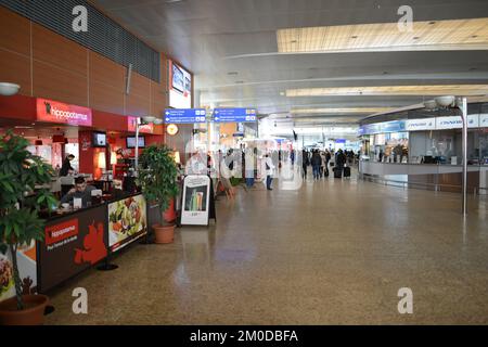 MOSKAU - 30. MÄRZ: Sheremetyevo Airport Interior am 30. März 2014 in Moskau. Der internationale Flughafen Sheremetyevo ist einer der drei großen Flughäfen Stockfoto