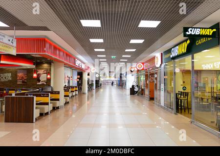 MOSKAU - 30. MÄRZ: Sheremetyevo Airport Interior am 30. März 2014 in Moskau. Der internationale Flughafen Sheremetyevo ist einer der drei großen Flughäfen Stockfoto