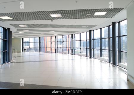 MOSKAU - 30. MÄRZ: Sheremetyevo Airport Interior am 30. März 2014 in Moskau. Der internationale Flughafen Sheremetyevo ist einer der drei großen Flughäfen Stockfoto