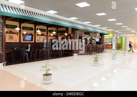 MOSKAU - 30. MÄRZ: Sheremetyevo Airport Interior am 30. März 2014 in Moskau. Der internationale Flughafen Sheremetyevo ist einer der drei großen Flughäfen Stockfoto